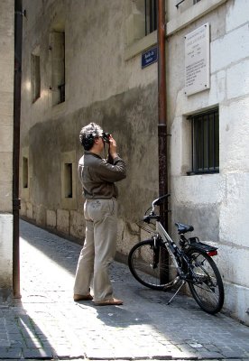 photographiant  la plaque de Borges