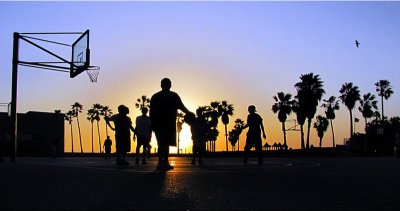 basketeurs au coucher du soleil