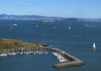 la marina devant la Baie