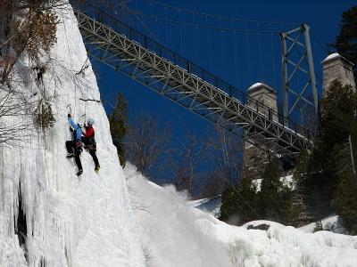 falaise de glace et alpinistes