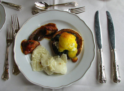 oeuf benedictine et blanc de pintade