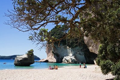 Hahei Cathedral cove2.jpg