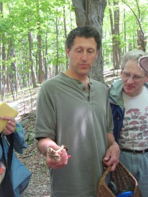 Alan holding pleuteus cervinus IMG_5982.JPG