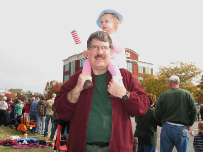 Madilyn on daddys shoulders Veteran's Day parade 111707