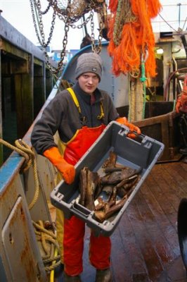 vissersmaat toont wat 'losse rommel'