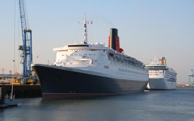 Queen Elisabeth 2 (Cunard) and Aurora ( P & O )