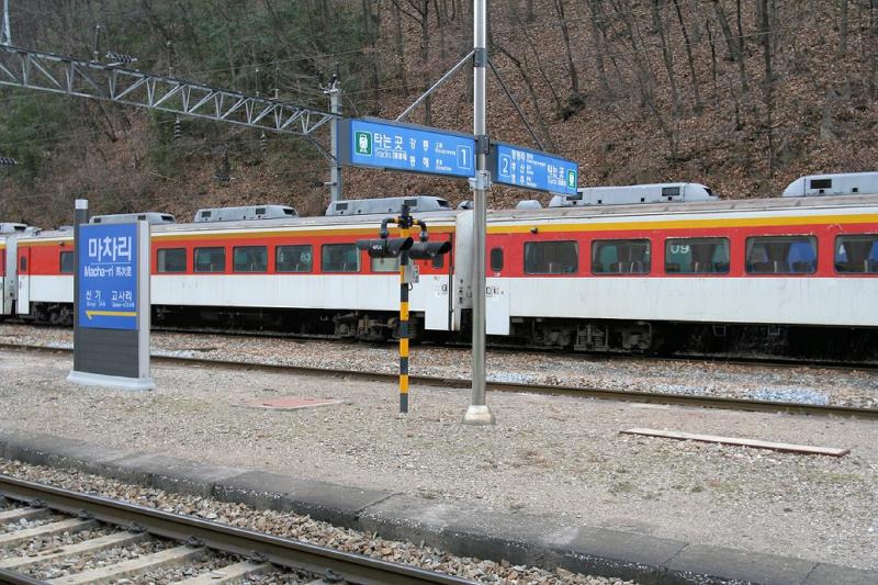 마차리역 non-moving train