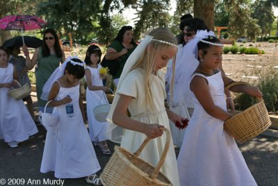 Flower girls at El Rosario