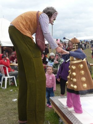 Giant Seeks Dalek