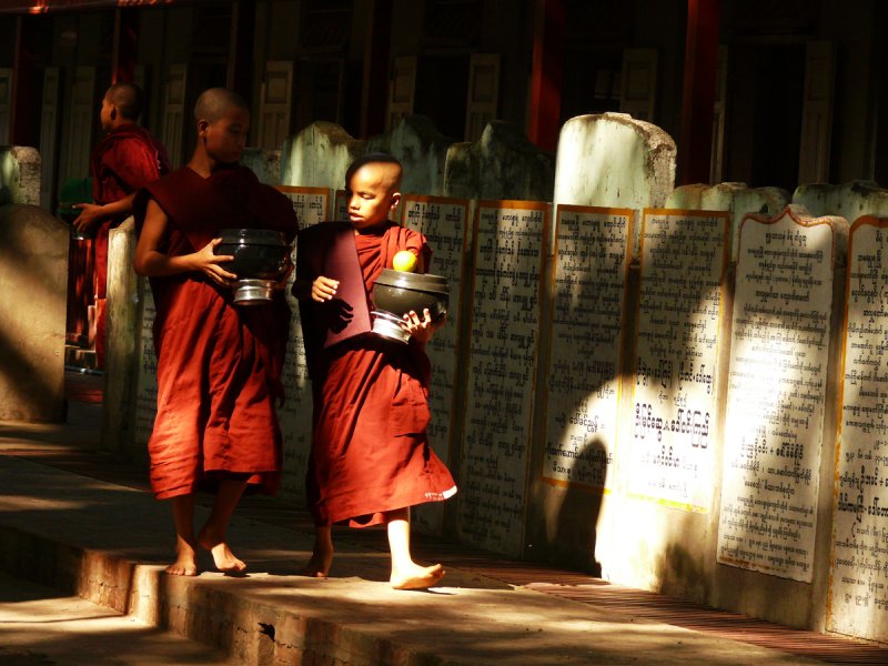 Two monks at Maha Ganayon.jpg