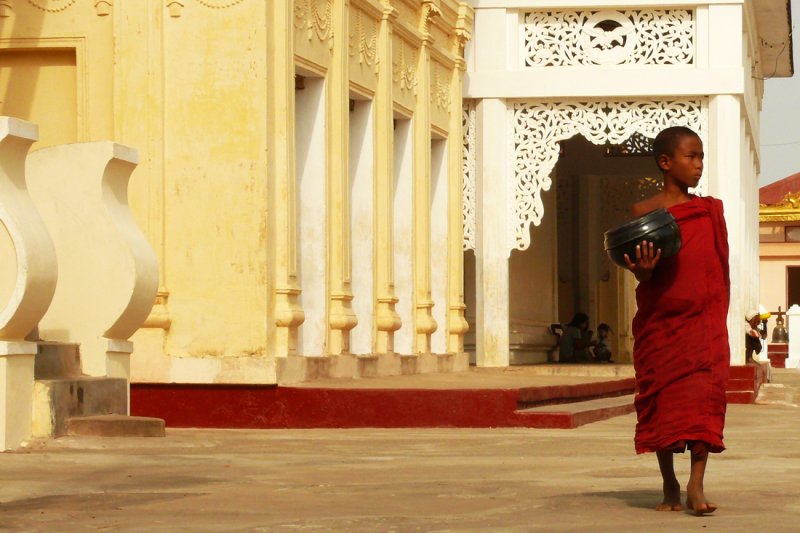 Novice and alms bowl Shwezigon.jpg