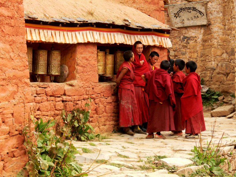 Monk huddle in Reting