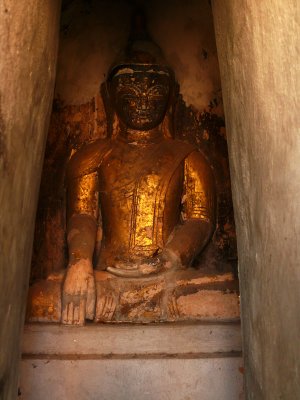 Golden and brick buddha at Kakku.jpg