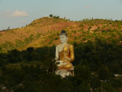 Large sitting buddha near Monywa.jpg