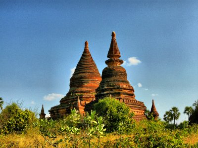 Two smaller stupas Bagan.jpg
