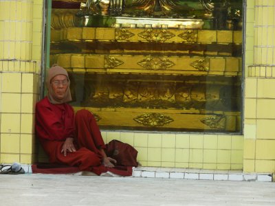Monk Sule Paya Yangon.jpg