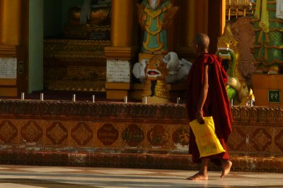 Monk with yellow bag Shwedagon.jpg