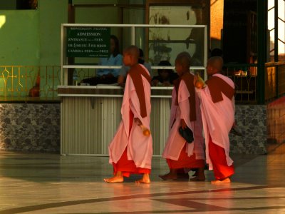 3 nuns Shwedagon.jpg