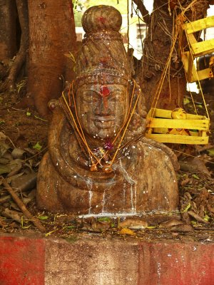 Statue in temple Madurai.jpg