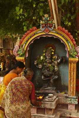 Offering at temple Madurai.jpg