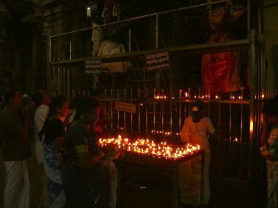 Offering in the temple of Madurai.jpg