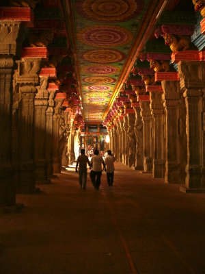 Hallways temple Madurai.jpg