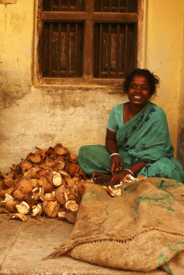 Woman with coconut peels Madurai.jpg