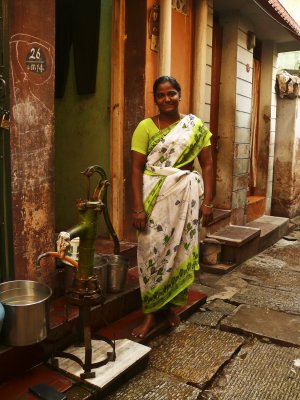 Woman in small alley Madurai.jpg