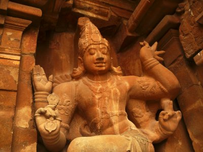 Statue in temple Thanjavur.jpg
