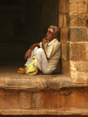 Man at temple Thanjavur.jpg