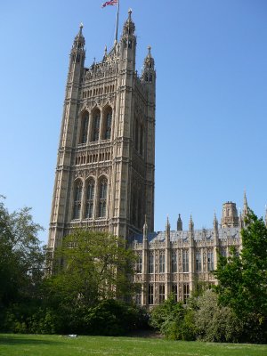 walking around city of westminster by the parliament building (R)