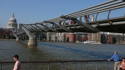 millenium bridge for our walk back across the thames (R)