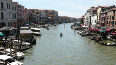 looking down the grand canal from the ponte rialto (R)