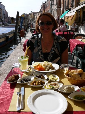 excellent kosher food in the jewish quarter-galina sure is hungry, rich is on a diet (R)