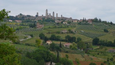 san gimignano and rolling tuscan countryside (R)