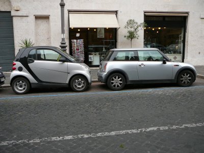 smart car next to huge mini cooper (R)