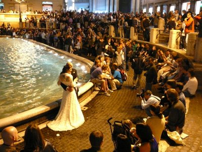 wedding photos at trevi fountain (R)