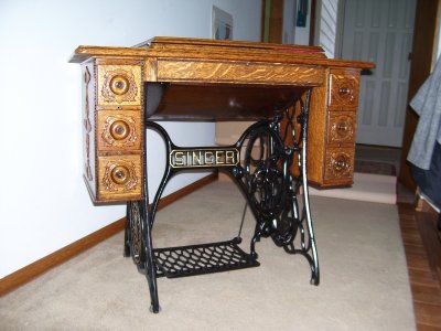 Singer 66 in No.6 cabinet-table 09w.JPG