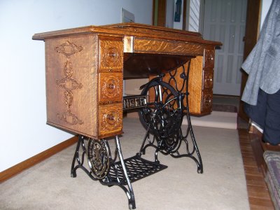Singer 66 in No.6 cabinet-table 07w.JPG