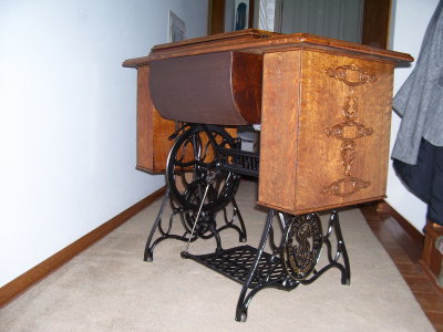 Singer 66 in No.6 cabinet-table 08w.JPG