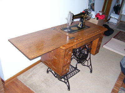 Singer 66 in No.6 cabinet-table 16w.JPG