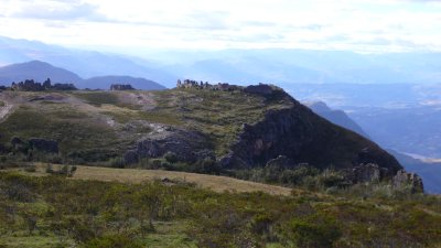 Marcahuamachuco, Portada Oeste & Las Monjas