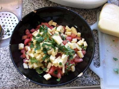 Agregar el queso mozarella y la albahaca