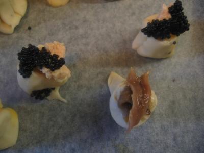 Tambien se puede agregar caviar, anchoas, aceitunas, etc. sobre el rollito