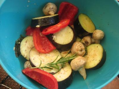 Cortar los vegetales y ponerlos en aceite, sal, pimienta, pimenton, oregano, romero.