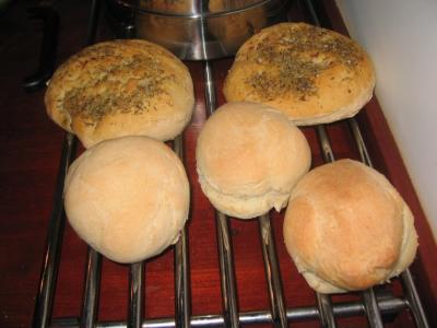 Colocar los panes sobre rejilla para enfriar por lo menos una hora.