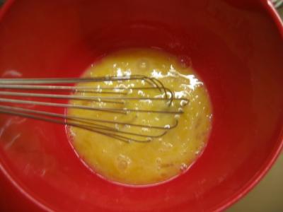 En bol aparte se mezclan los huevos. No batir mucho para que no haga demasiadas burbujas que aparecerian luego en el quiche.