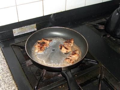 dejar que se cocine el pollo con un poco de caldo