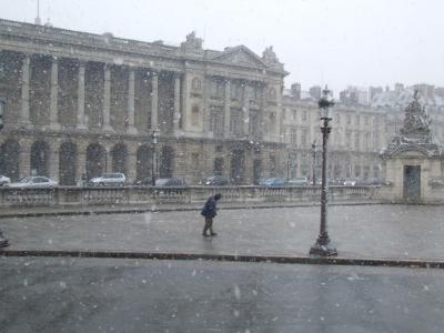 It's snowing in Paris!!!