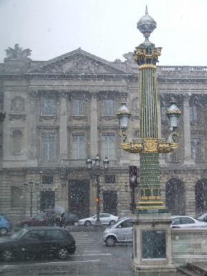 It's snowing in Paris!!!